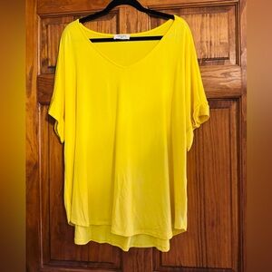 3X Womens Zenana cuffed sleeve v-neck oversized T-shirt. Beautiful yellow. EUC